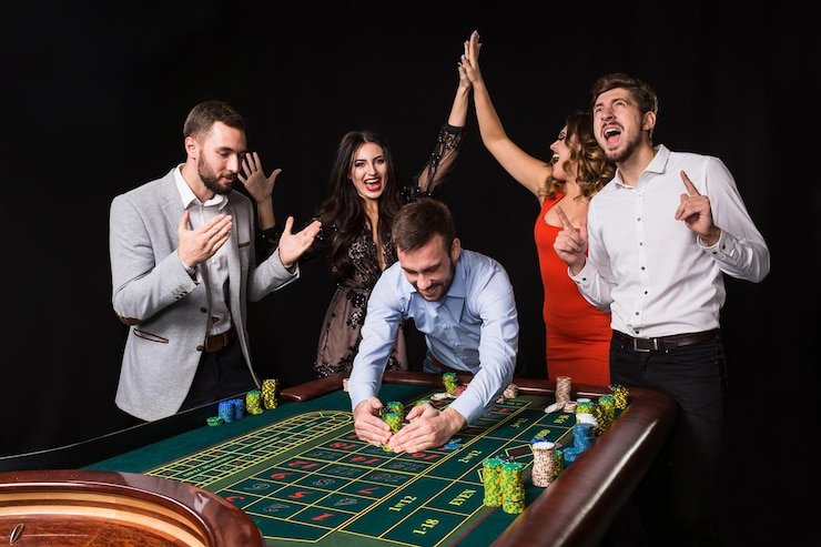 Tampilan studio kasino langsung w33slot menampilkan dealer kasino profesional dan meja roulette